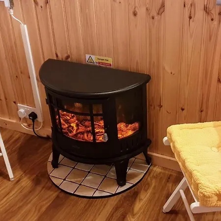 Small Cozy Shepherd Hut 20 By 7 Feet With Boxed In High Double Bed Balmacara Exterior photo