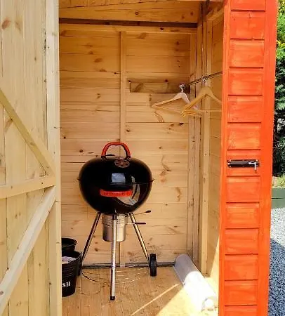 Small Cozy Shepherd Hut 20 By 7 Feet With Boxed In High Double Bed Balmacara Exterior photo