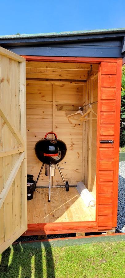 Small Cozy Shepherd Hut 20 By 7 Feet With Boxed In High Double Bed *