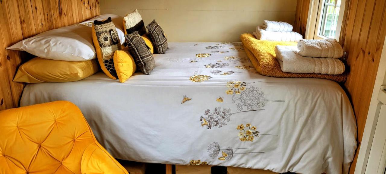 Small Cozy Shepherd Hut 20 By 7 Feet With Boxed In High Double Bed *