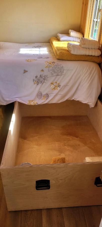 Small Cozy Shepherd Hut 20 By 7 Feet With Boxed In High Double Bed *