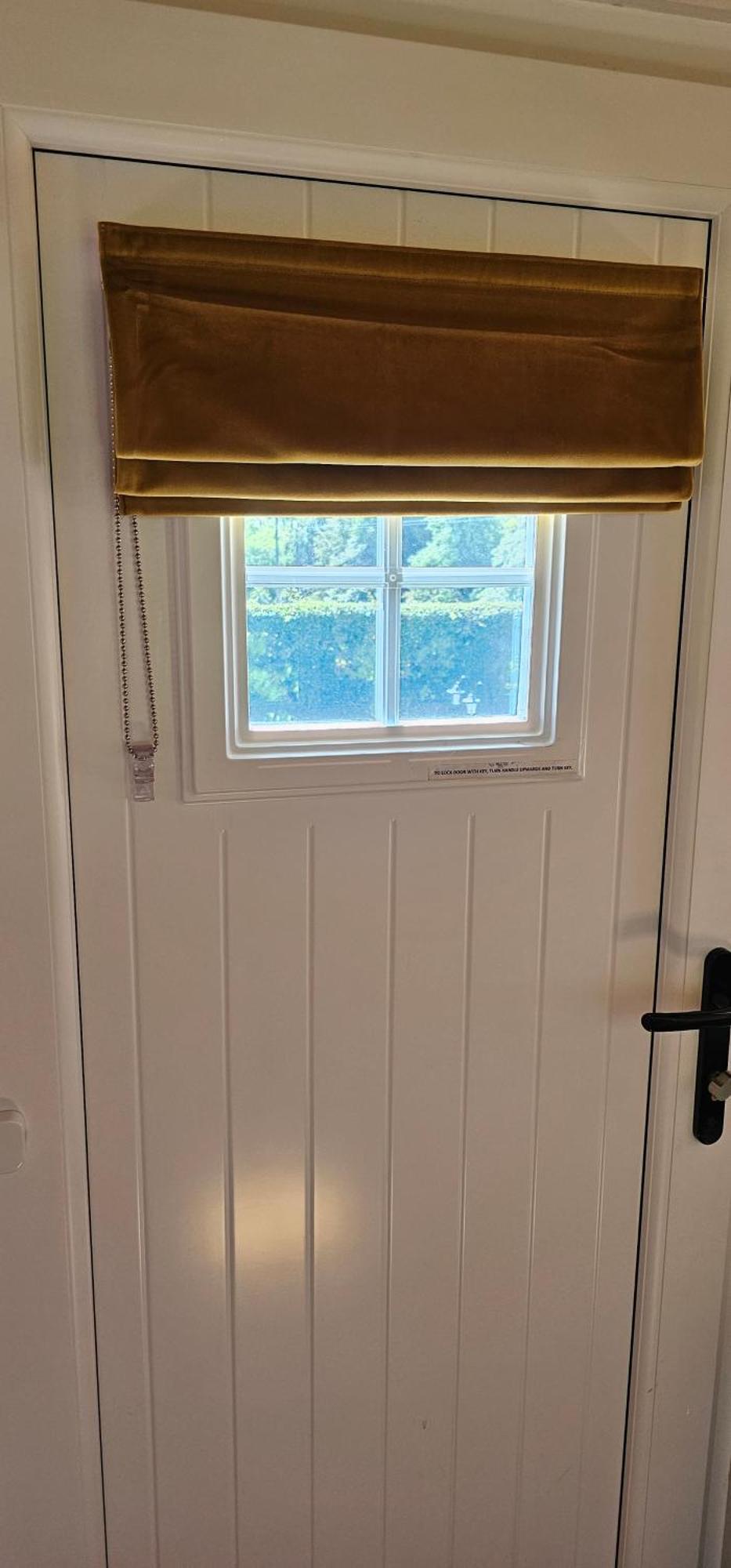 Small Cozy Shepherd Hut 20 By 7 Feet With Boxed In High Double Bed * Balmacara